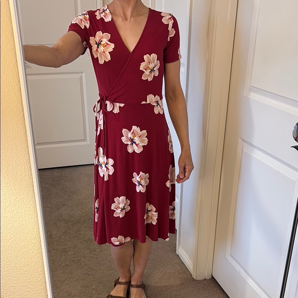 Old Navy Red floral wrap dress v neck stretch with sleeves